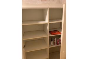 2 lage en 1 hoge grenen kasten en een hoge witte kast