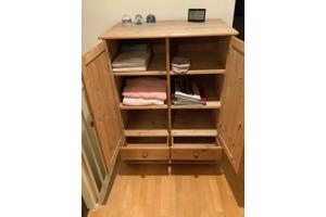 2 lage en 1 hoge grenen kasten en een hoge witte kast