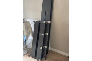 Grijs houten tweepersoonsbed 140X200cm. Al uit elkaar gehaald.