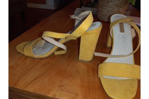 Gele sandalen met hak, maat 39