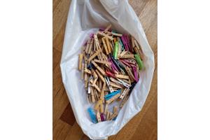 Aardig wat wasknijpers, vooral houten