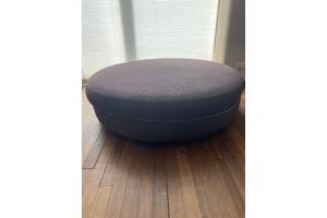 Grote ronde donkergrijze poef om op te zitten of te liggen