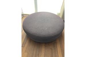Grote ronde donkergrijze poef om op te zitten of te liggen