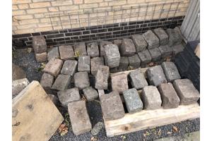 Diverse soorten tegels en kinderkopjes