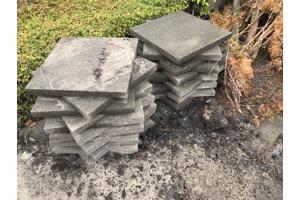 Diverse soorten tegels en kinderkopjes