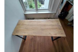 Houten eettafel stalen poten