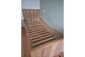 Mooi 1 persoons bed steigerhout met lattenbodem en nachtkastje