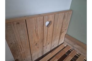 Mooi 1 persoons bed steigerhout met lattenbodem en nachtkastje