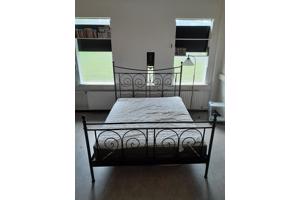 Bed, frame + matras in goede staat