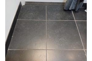 Diverse vloertegels grijs/donkergrijs badkamer/keuken