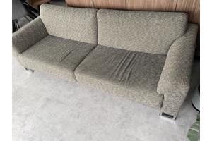 Driepersoons grijze stoffen bank