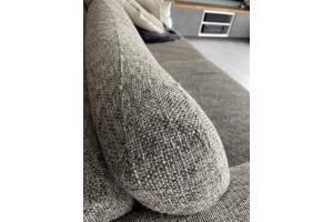 Driepersoons grijze stoffen bank