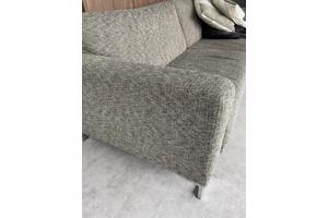 Driepersoons grijze stoffen bank