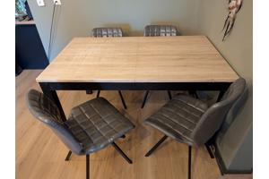 Uitschuifbare eettafel "Bjursta" IKEA + 4 stoelen