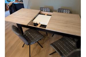 Uitschuifbare eettafel "Bjursta" IKEA + 4 stoelen