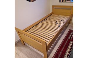 Eenpersoons bed met lattebodem en matras