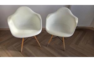 Replica vitra Eames stoelen met gebruikssporen