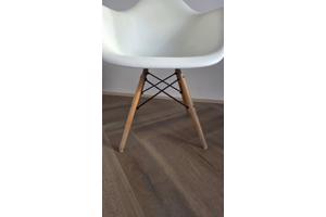 Replica vitra Eames stoelen met gebruikssporen