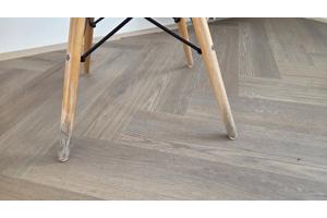 Replica vitra Eames stoelen met gebruikssporen
