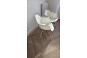 Replica vitra Eames stoelen met gebruikssporen