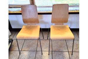 houten stoeltjes met chromen pootjes