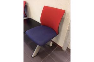 Rij met 4 stoelen en 1 tafel- ideaal voor wachtruimte