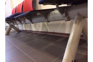 Rij met 4 stoelen en 1 tafel- ideaal voor wachtruimte