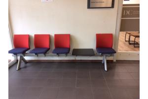 Rij met 4 stoelen en 1 tafel- ideaal voor wachtruimte