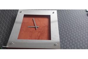 Moderne klok 48cm x48cmm