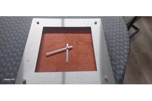Moderne klok 48cm x48cmm