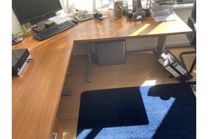 Goed stevig houten bureau in hoekvorm