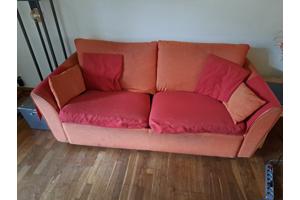 Oranje en rode bedbank. Zit nog lekker bed is makkelijk uitklapbaar