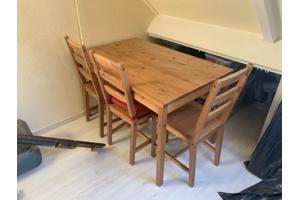 Houten IKEA tafel met 4 stoelen