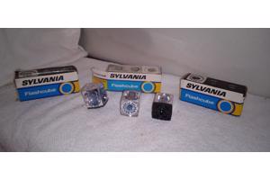 9 Sylvania Flash cubes