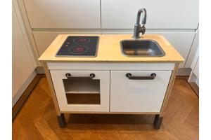 Ikea? keukentje onderstel gebruikt.