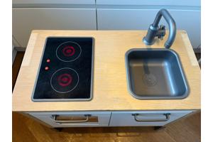 Ikea? keukentje onderstel gebruikt.