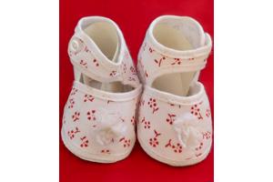 Junior Joy Babyschoenen Newborn Meisjes Wit Met Rode Bloemet