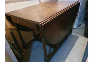 Eettafel met 5 stoelen