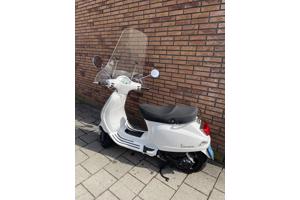 Vespa LX50 4t snor wit.