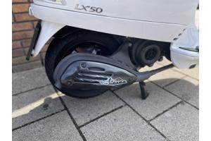 Vespa LX50 4t snor wit.