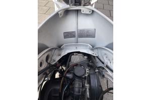 Vespa LX50 4t snor wit.