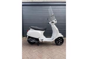 Vespa LX50 4t snor wit.