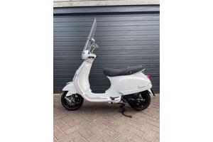 Vespa LX50 4t snor wit.