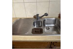Keuken: keukenkasten, bovenkasten en wasbak + kraan