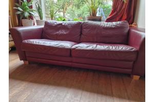 Rode leren bank, 3-zits