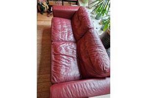 Rode leren bank, 3-zits