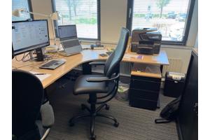 Bureau met twee werkplekken met zijbladen en ladenblok
