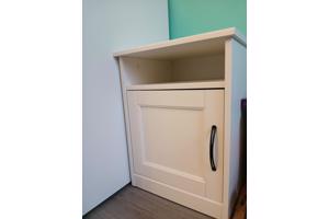 Wit nachtkasje met grote opbergruimte.