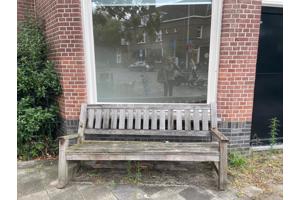 Twee tuinbanken
