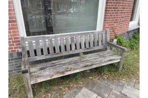 Twee tuinbanken